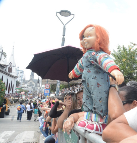 En el desfile de las Carretas del Rocío las candidatas al Reinado Internacional del Café no solo fueron ovacionadas por el publico, sino también por Chucky con cuchillo en mano, personaje del cine de terror.