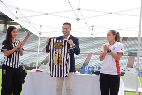 El alcalde recibió tres camisetas Foto | Freddy Arango | LA PATRIA