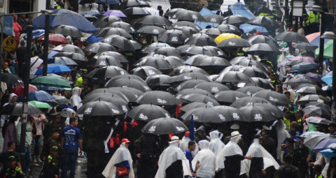 Las autoridades civiles, eclesiásticas y militares encabezaron el desfile solemne de la Virgen de la Esperanza Macarena, bajo los paraguas, ante la inclemente lluvia que acompañó todo el recorrido.  