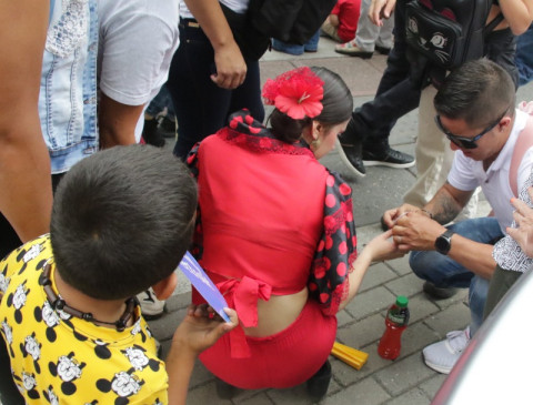 Una niña manola debió retirarse del desfile de las Carretas del Rocío, mientras recibía atención y le curaban una ampolla que le causó el botín derecho en el tobillo.