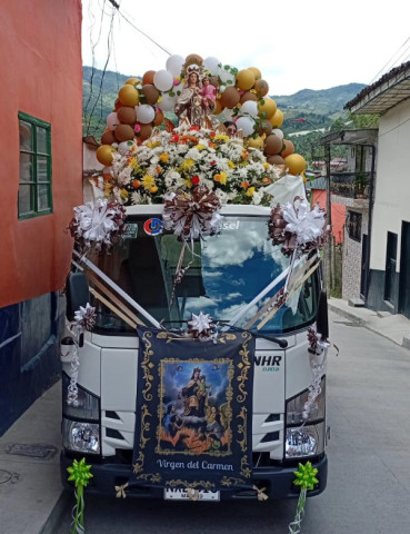 Así decoraron los conductores sus vehículos.