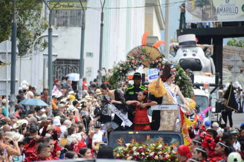 El Salvador y España a su paso lanzaron claveles al público que las esperaba en el Centro.