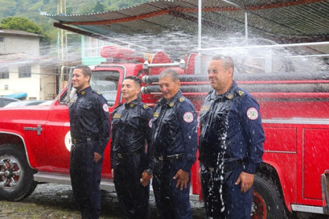 Un refrescante bautismo Foto | Cortesía Bomberos | LA PATRIA
