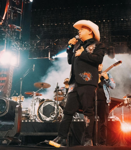 chakal interpreta su música