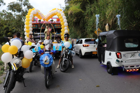 Muchos vehículos fueron vistosamente decorados con globos, imágenes, banderas y cintas de la Virgen del Carmen, patrona de los conductores.