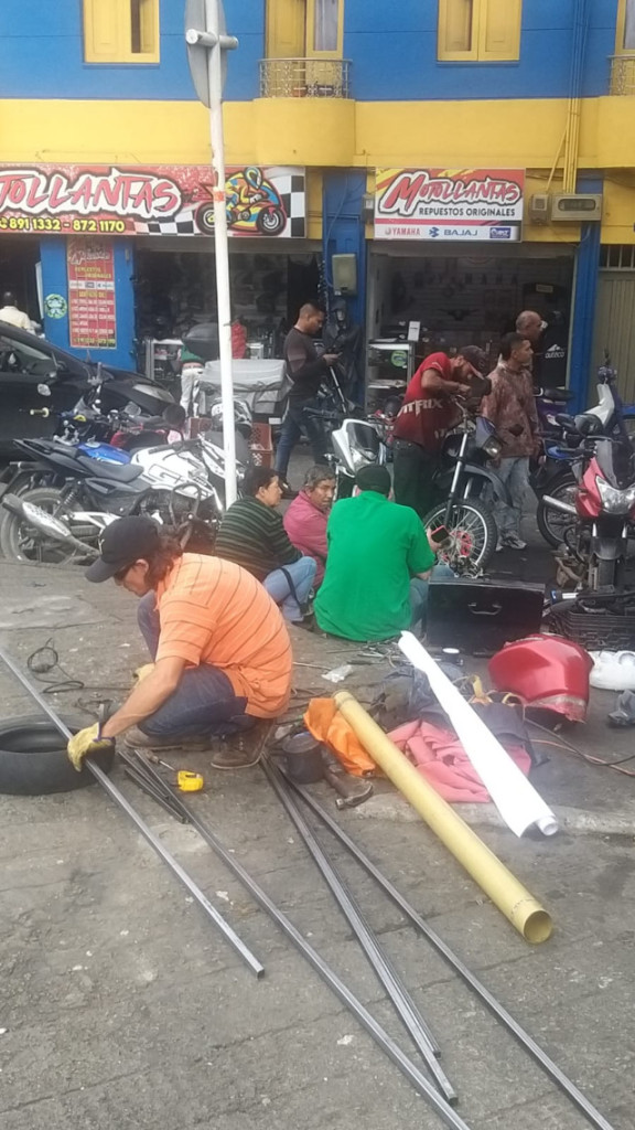 Hasta los mecánicos se apropian del espacio público en la carrera 19 con calle 16 para hacer sus trabajos.