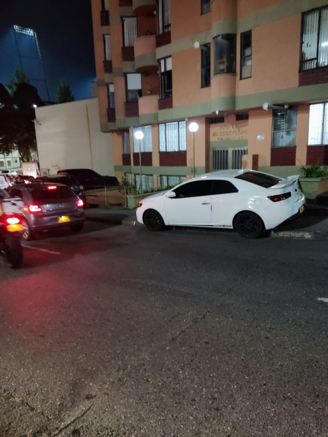 Los peatones quedan sin espacio para caminar en calles y avenidas cercanas al barrio La Estrella.