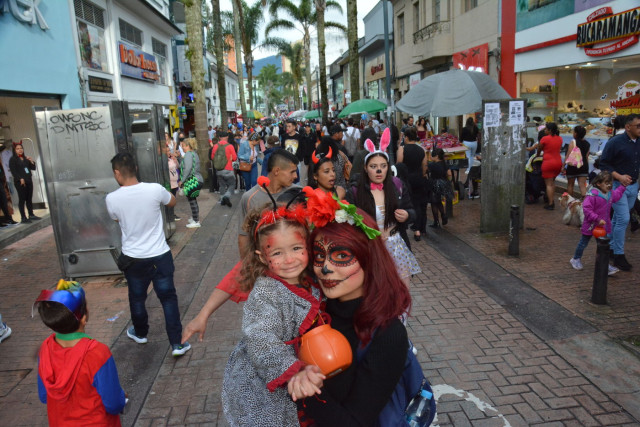 Una mariquita y una catrina