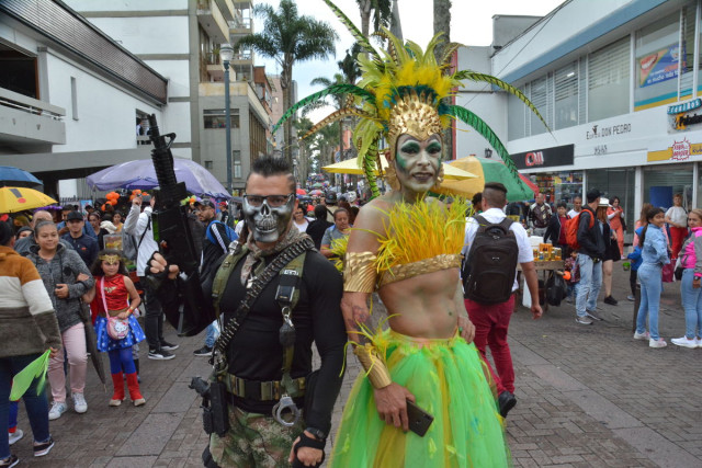 Militar y Lluvia de plumas 