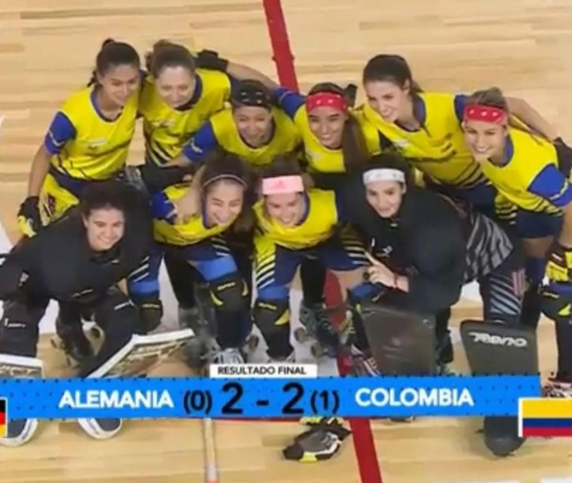 Momento de la celebración del equipo femenino luego de salvar la categoría y mantenerse en el World Championship para el siguiente campeonato en Italia 2024. 