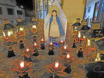 Anserma  Hace dos años la noche de las velitas era la oportunidad para salir en familia a recorrer los alumbrados de los barrios San Isidro, Las Playas, Los Prados, El Restrepo y Cristo Rey, por mencionar algunos, y ver los faroles iluminar a la abuela de Caldas. Sin embargo, este año se vieron pocos alumbrados. Varias personas indicaron que lo sucedido es por la difícil situación económica y por eso poco a poco se irá apagando esta tradición en honor a la Virgen María.