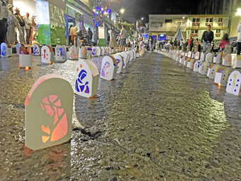 Aranzazu Foto | Diego Salgado | LA PATRIA La lluvia afectó notablemente el alumbrado como homenaje a la Solemnidad de la Inmaculada Concepción. En el Parque de Bolívar se encendieron faroles en las calles y se rezó el Santo Rosario en comunidad con el párroco William Alexánder Grajales Restrepo.