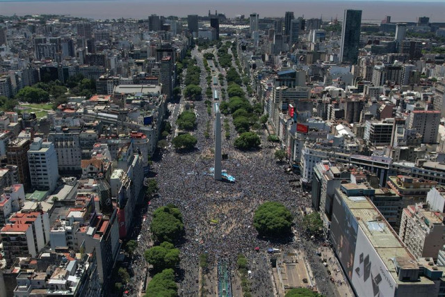 Fotografía área con dron de hinchas de Argentina celebrando hoy, la victoria de la selección argentina en el Mundial de Qatar 202, en el Obelisco en la Avenida 9 de Julio de Buenos Aires (Argentina).