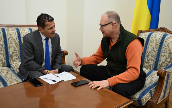 El analista John Mario González con el representante Especial para América Latina y el Caribe del Ministerio de Exteriores de Ucrania, Ruslán Spirin.
