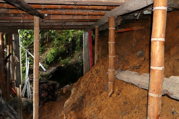 Cimientos de la vivienda de Sandra Patricia, donde se deben hacer trabajos de cimentación para salvar la propiedad.