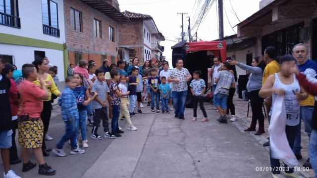 Se hacen jornadas con los niños el Día de los Reyes Magos en el barrio Occidente.