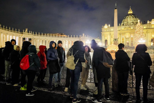 Los fieles empiezan a despedir al Papa emérito Benedicto XVI, fallecido el sábado a los 95 años de edad, en una capilla ardiente de tres días en la basílica de San Pedro, previa al funeral del próximo jueves.