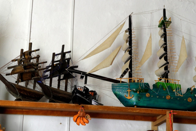Exhibición de barcos elaborados en madera.