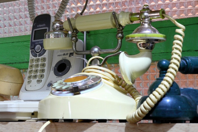 Muestra de teléfonos inalámbricos antiguos.