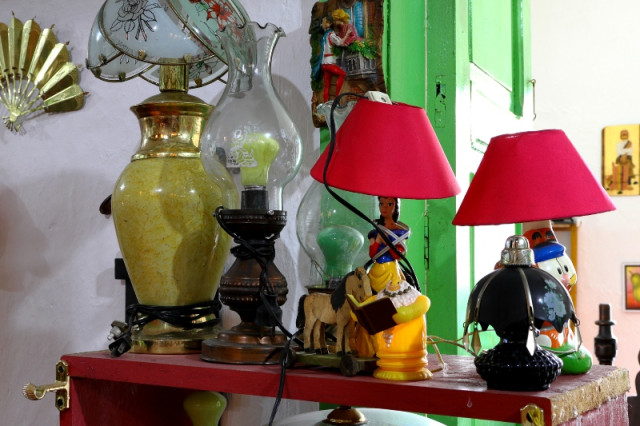 Lámparas de mesa de noche antiguas y en diferentes diseños.