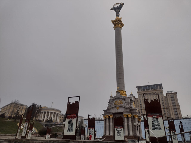 Monumento a la independencia en la Plaza de la Independencia, construido en el 2001 en homenaje al décimo aniversario de la independencia de Ucrania