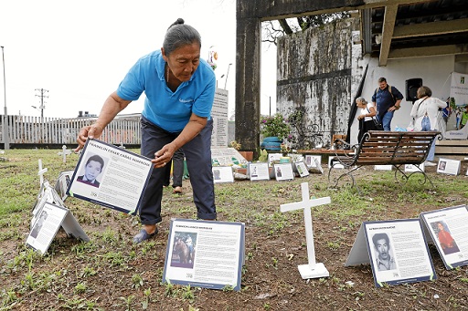 Las víctimas organizaron fichas con información de personas desaparecidas. 