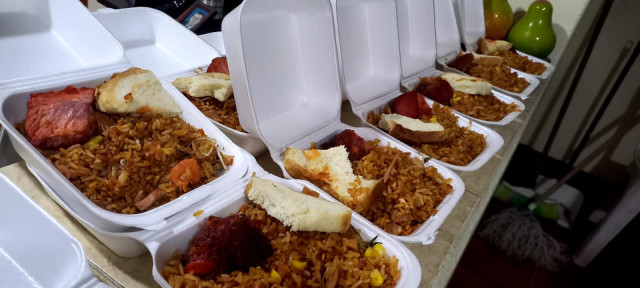 Las comidas que se les entregaron a los habitantes de la calle.