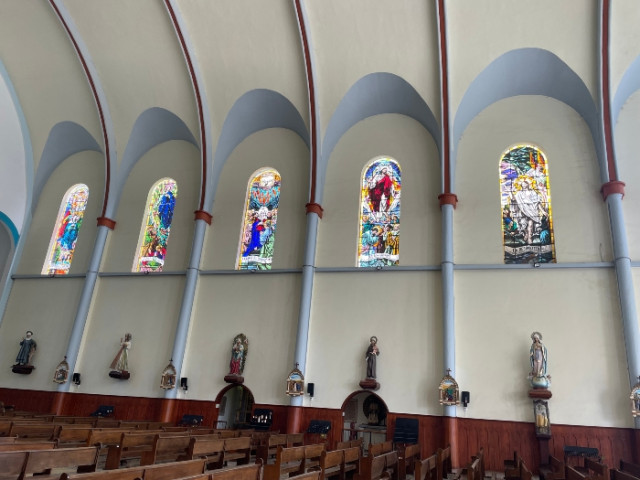 La simetría de estos vitrales embellecen el templo.