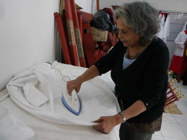 Las voluntarias Gloria López, Janeth Herrera y Luz Dary Morales, de la Cofradía Nuestra Señora de los Dolores, se encargan de tejer y planchar las vestimentas que los santos lucirán durante esta Semana Santa, en Villamaría.