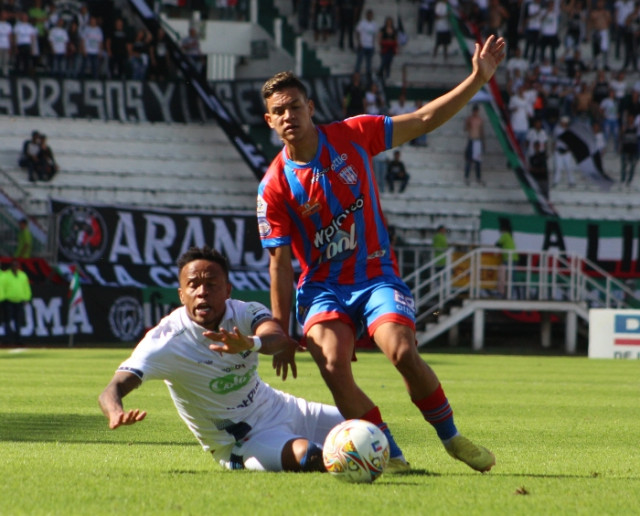  Jhon Freddy Pajoy va al piso ante la marca de un rival del Unión Magdalena.