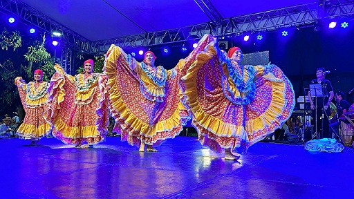Grupos de danzas participaron en las presentaciones culturales.