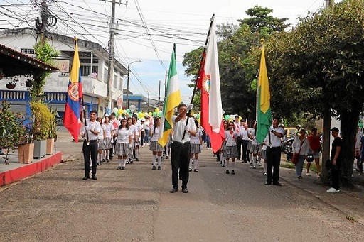 Las instituciones educativas salieron a desfilar en honor a su municipio.