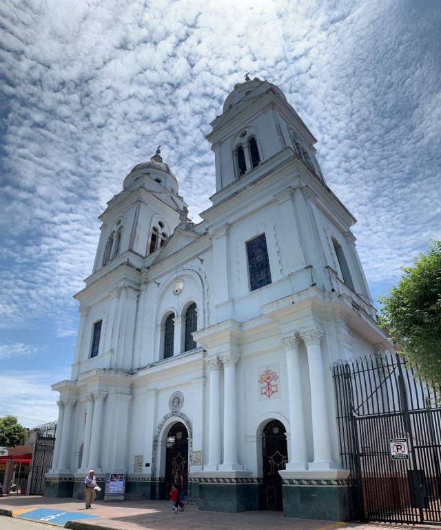 Vista frontal de la Catedral Nuestra Señora del Carmen de La Dorada.