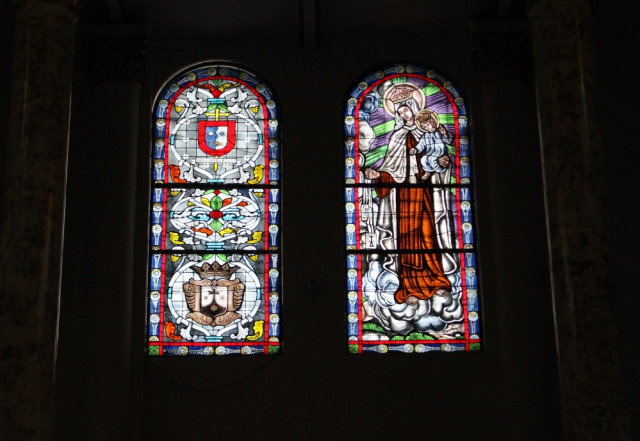 Los vitrales resaltan el escudo de la Diócesis y la Virgen del Carmen.
