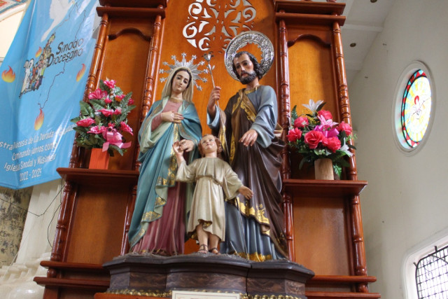 Imagen de la Sagrada Familia: Jesús, María y José.