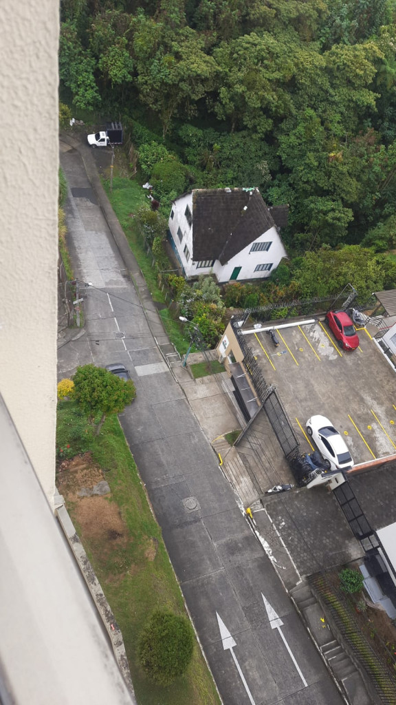 Los residentes aledaños a la falda relatan que escuchan caídas casi a diario. Solicitan a las autoridades disponer un letrero o antideslizante para evitar más accidentes. Foto | Cortesía | QHUBO