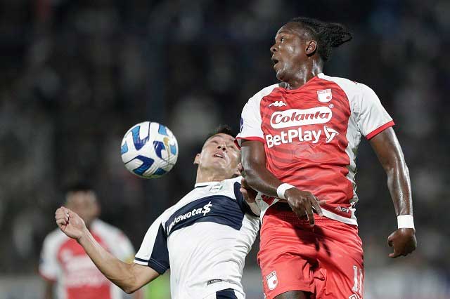 El colombiano Hugo Rodallega denunció racismo en el choque entre Gimnasia y Santa Fe.