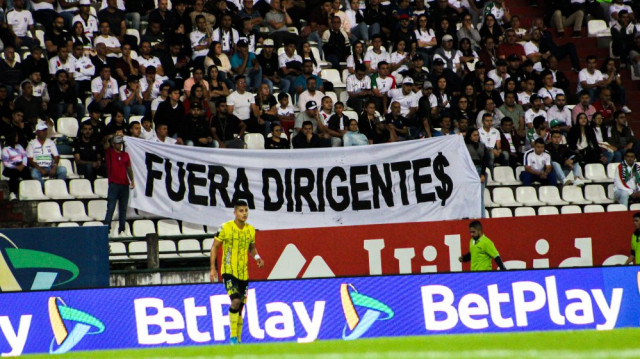 Durante el primer tiempo lo hinchas ya demostraban el descontento en la tribuna oriental.