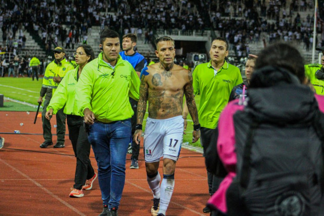 Dayro Moreno deja el la cancha después de regalar su camiseta a un hincha.