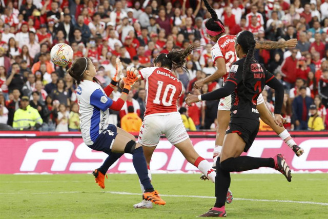 María Camila Reyes (c) le marca el segundo gol a la portera caldense Natalia Giraldo.