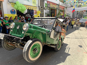 Los jeeps realizaron acrobacias durante el recibimiento a las colonias.