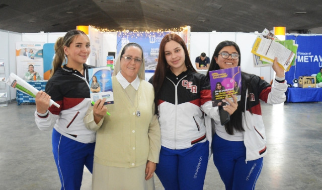 Daniela González, sor Lucero Flórez Betancourt, Isabela Valdez y Ana Sofía Cifuentes durante su visita a Expou.