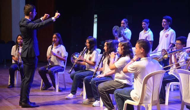 La banda de la I.E. Rural San Peregrino fue una de las primeras en subirse al escenario.