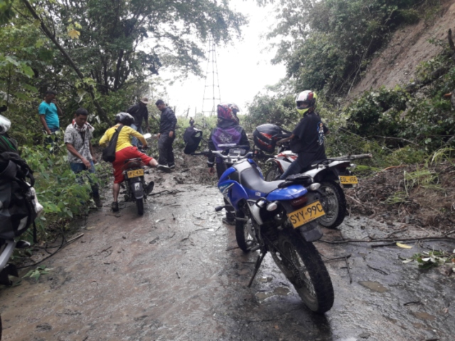 Motociclistas intentan pasar la vía 