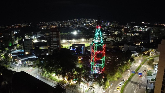 Las luces de la Torre del Cable forman un árbol de Navidad para la ciudad.