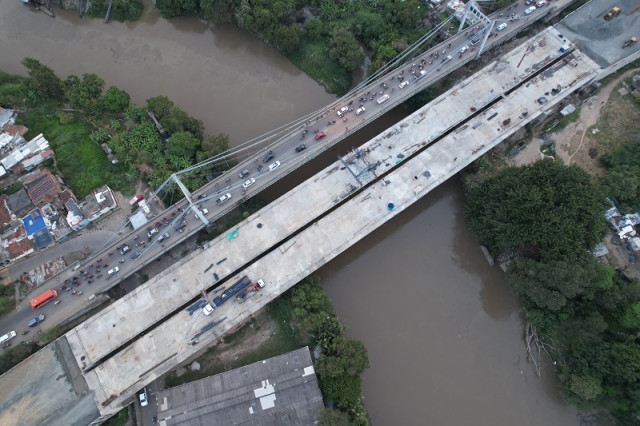 La lenta construcción del puente de Juanchito, entre Candelaria y Cali, llevó al Elefante a enfrentarse con las autoridades departamentales del Valle del Cauca.