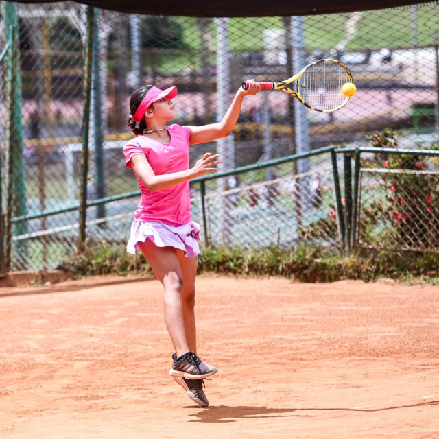 Michell Sierra practica en las canchas de Tenis Club.