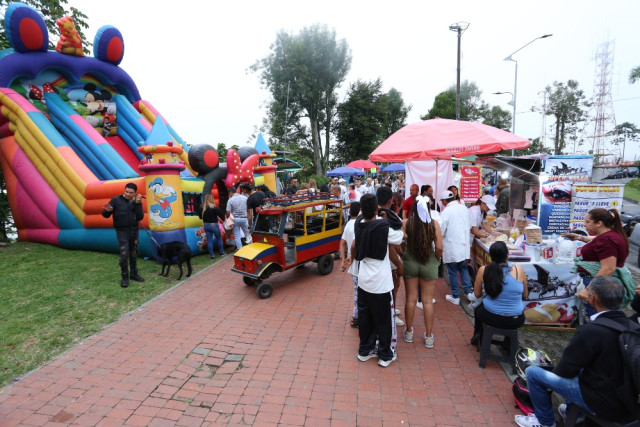 Sobre el bulevar hay juegos para los niños y venta de obleas.