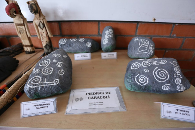 Representación de las Piedras de Caracolí, unas piedras halladas en el municipio con este arte rupestre.