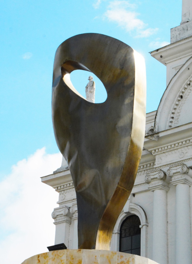 El monumento al corcho, producto típico, ha generado reparos. Aún falta la ficha técnica de la escultura, que incluye el nombre del artista.